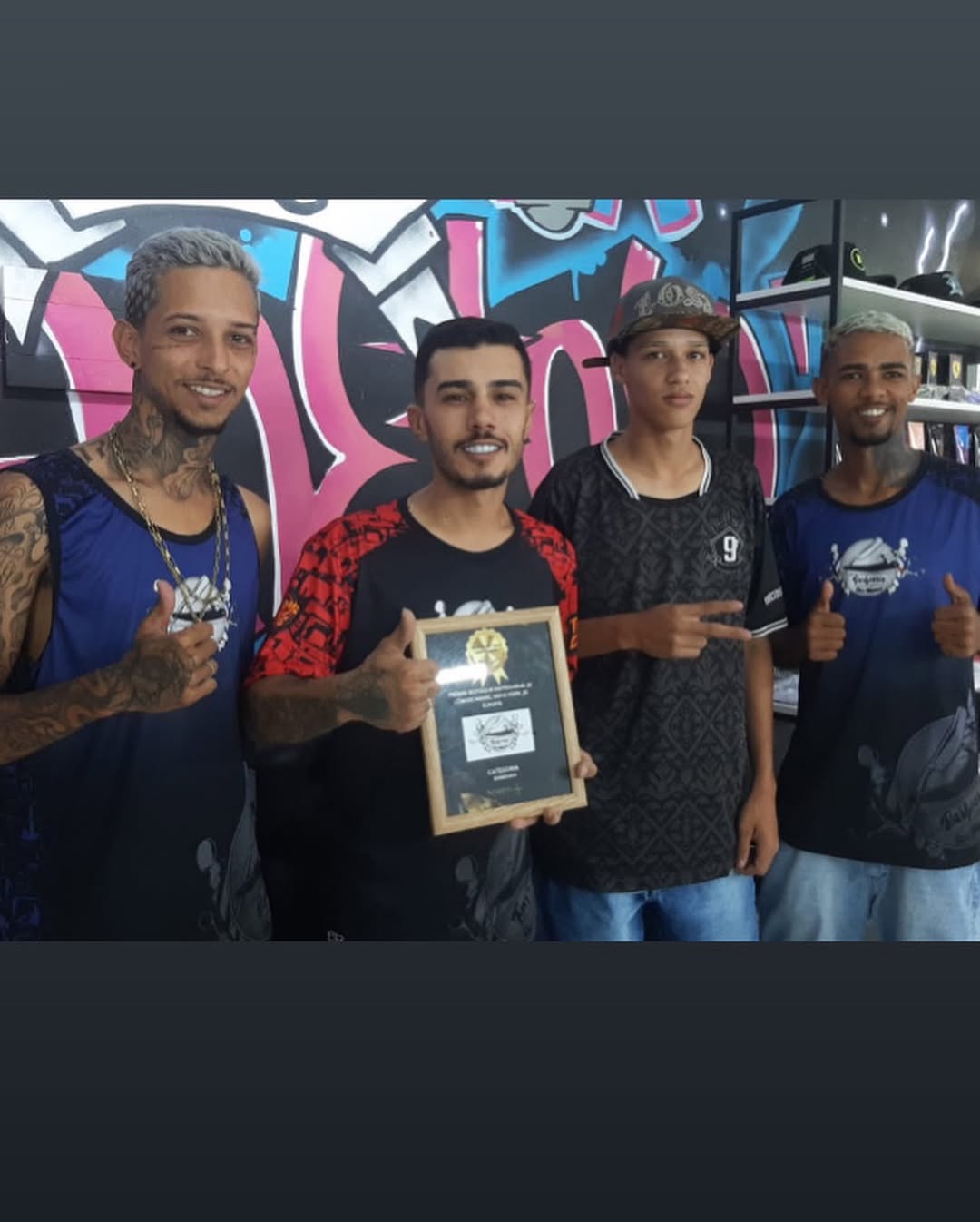 Cabelo e barba estilizados