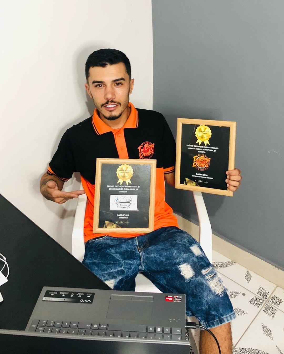 Equipamentos e capa da barbearia